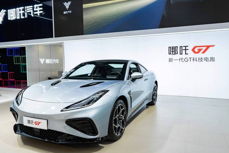 佛山223哪吒汽车在智能汽车领域的表现，领途汽车在新能源汽车市场中的影响力